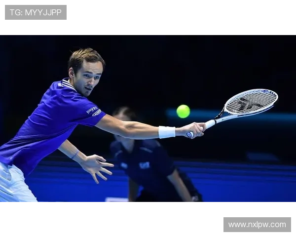 网球巨星复出赛季首战告捷 展示强大实力与冠军潜力