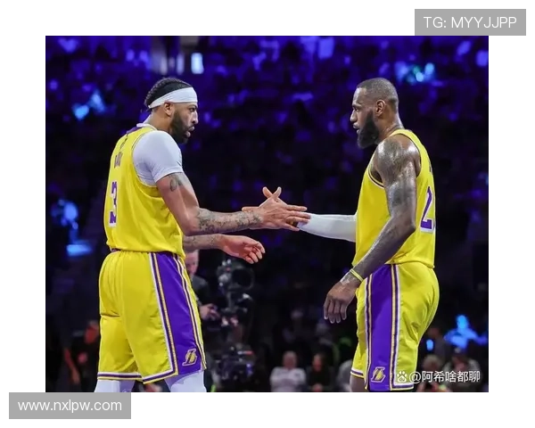 詹姆斯带领湖人迎战勇士 戴维斯缺席伤情引发关注 詹姆斯带领湖人迎战勇士 戴维斯缺席伤情引发关注